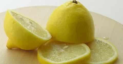 تنظيف الكنب باستخدام الليمون